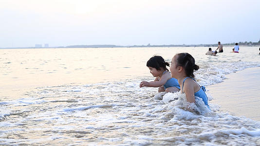 夏日儿童在海边上大喊嬉水冲浪视频的预览图