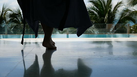 女人们脱下长袍走到热带海滩的游泳池在夏天放松和娱乐视频的预览图