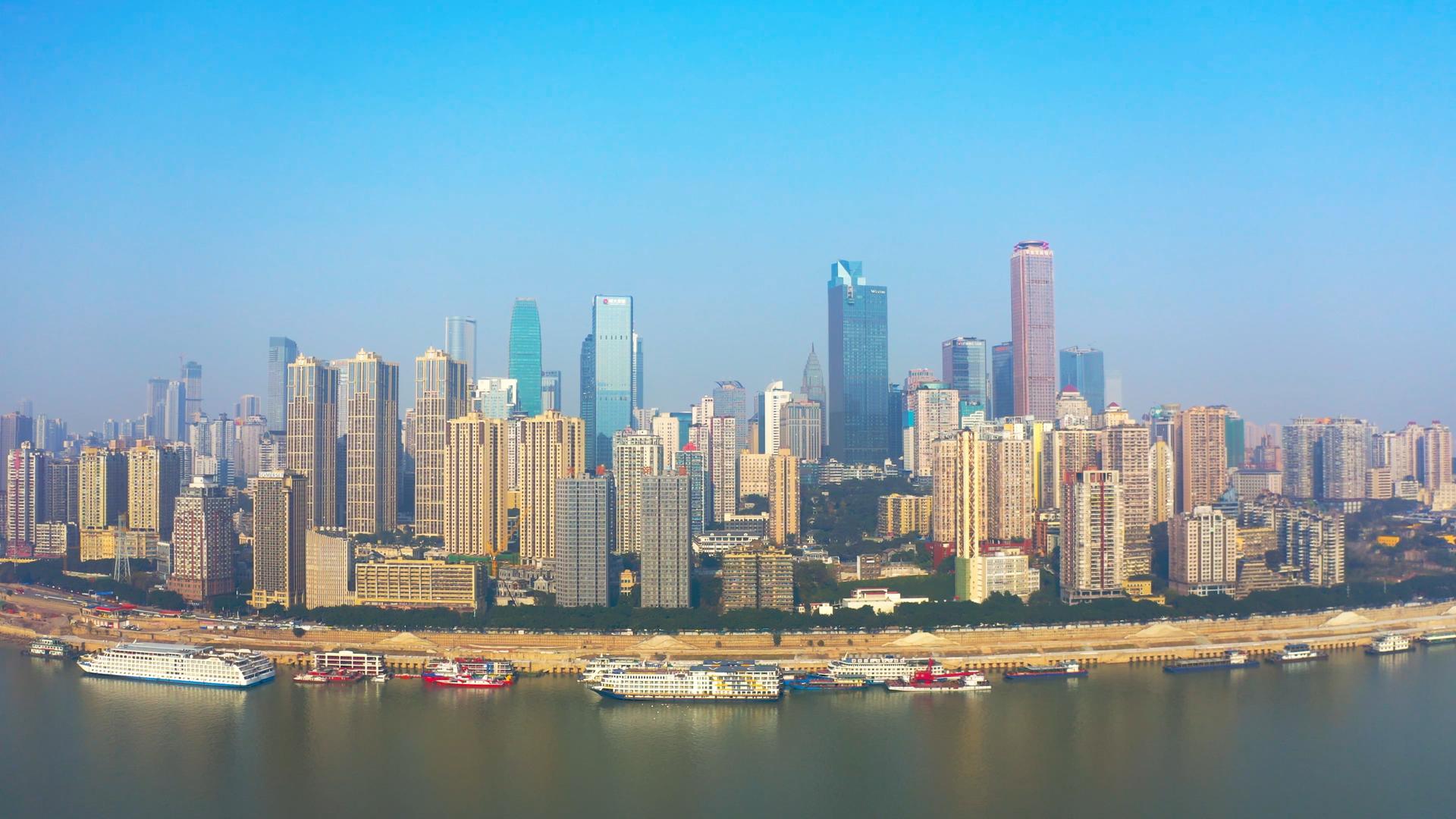 4K航拍重庆渝中区蓝天建筑群视频素材视频的预览图
