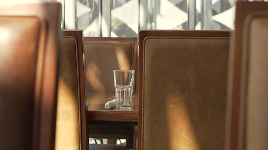 餐饮元素概念棕色皮椅和窗边玻璃视频的预览图