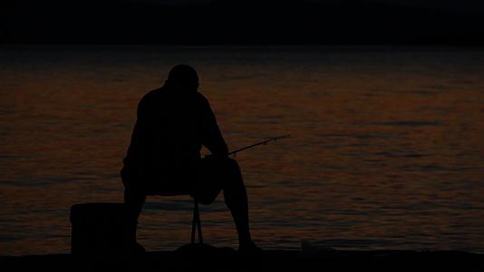 一天结束时孤独的渔民视频的预览图