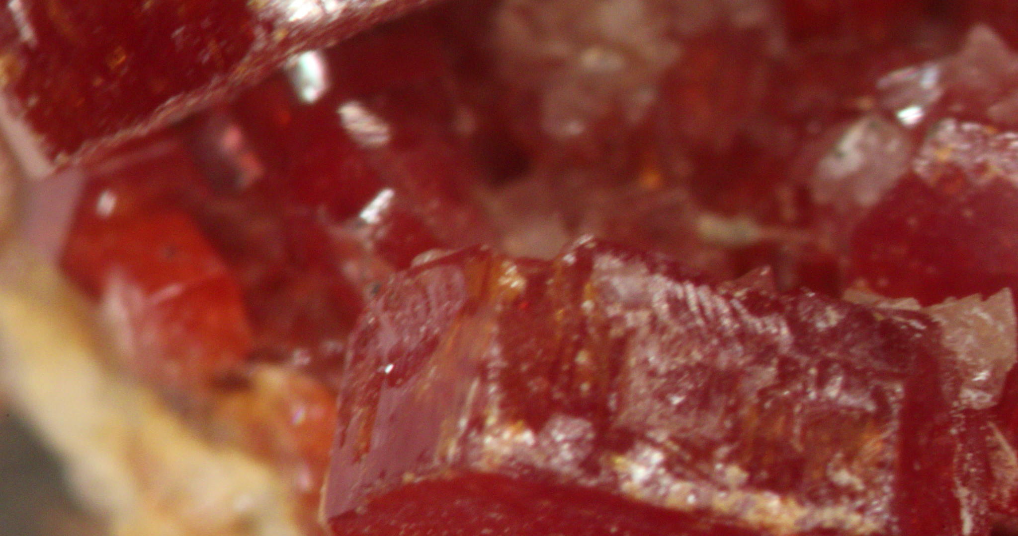 红色vanadite水晶体视频的预览图