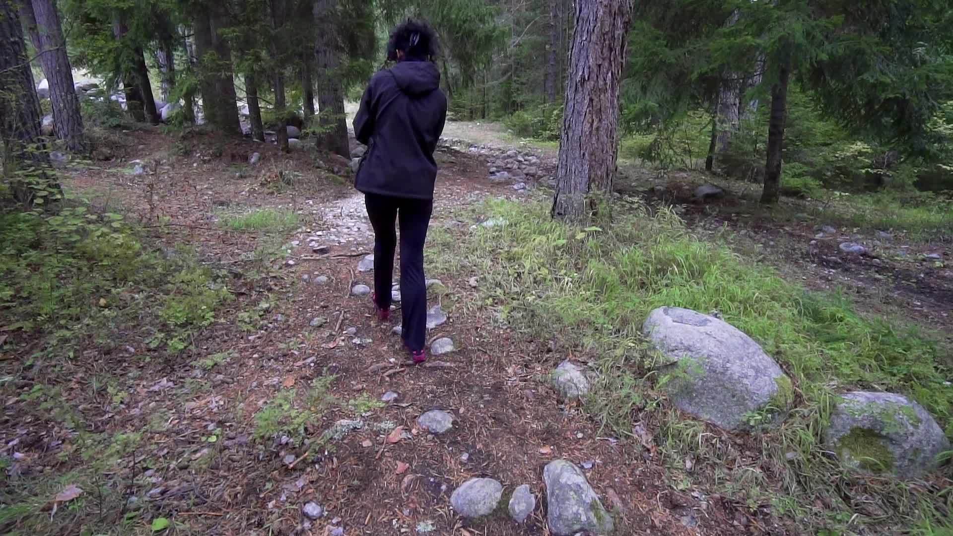 秋天在森林里迷路的女人慢慢地移动视频的预览图
