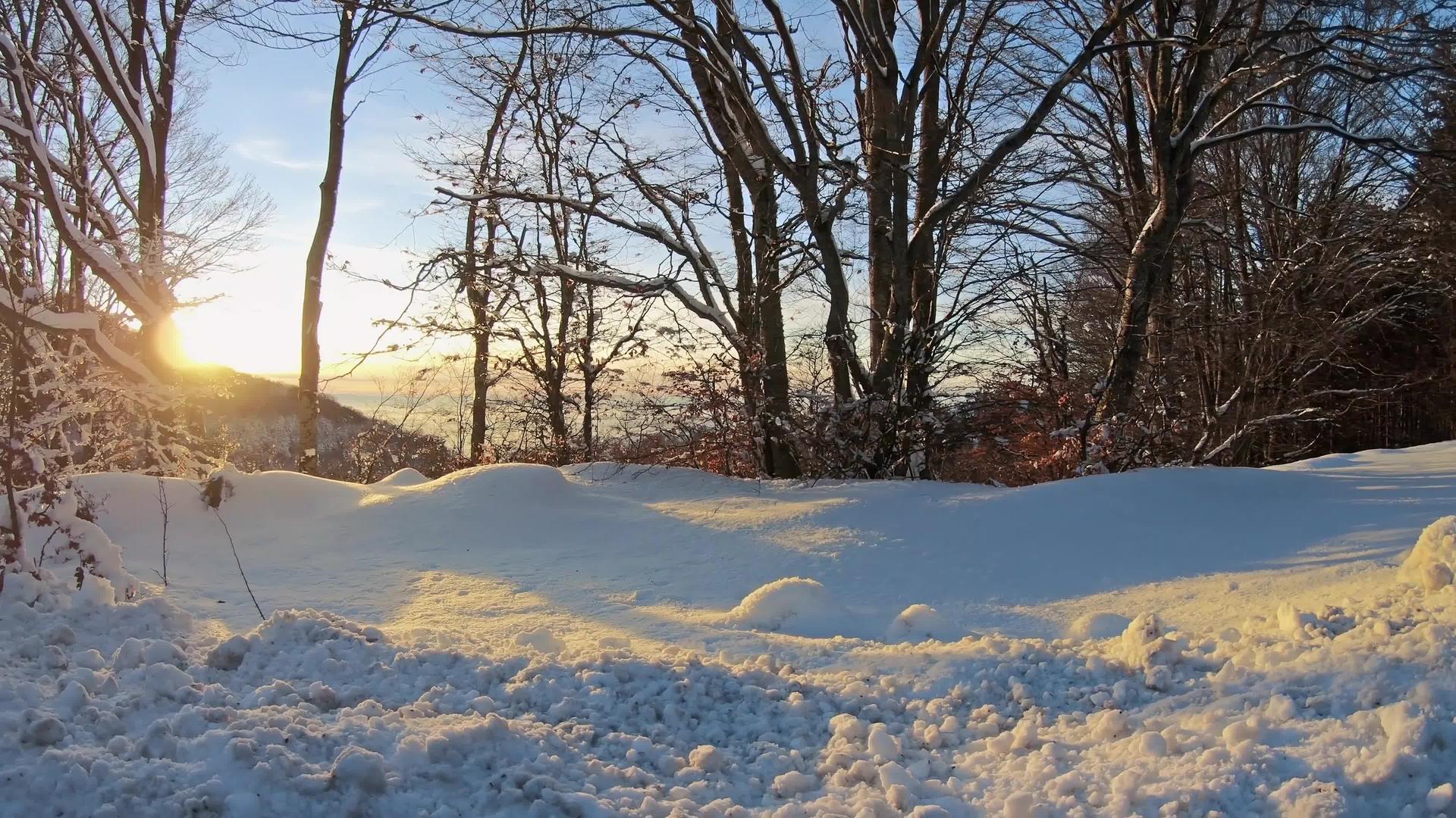 冬天的风景和山丘日落视频的预览图