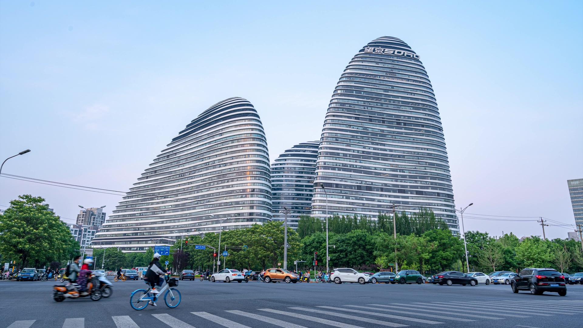 8K移动延时北京商务写字楼望京SOHO路口街景人流视频的预览图