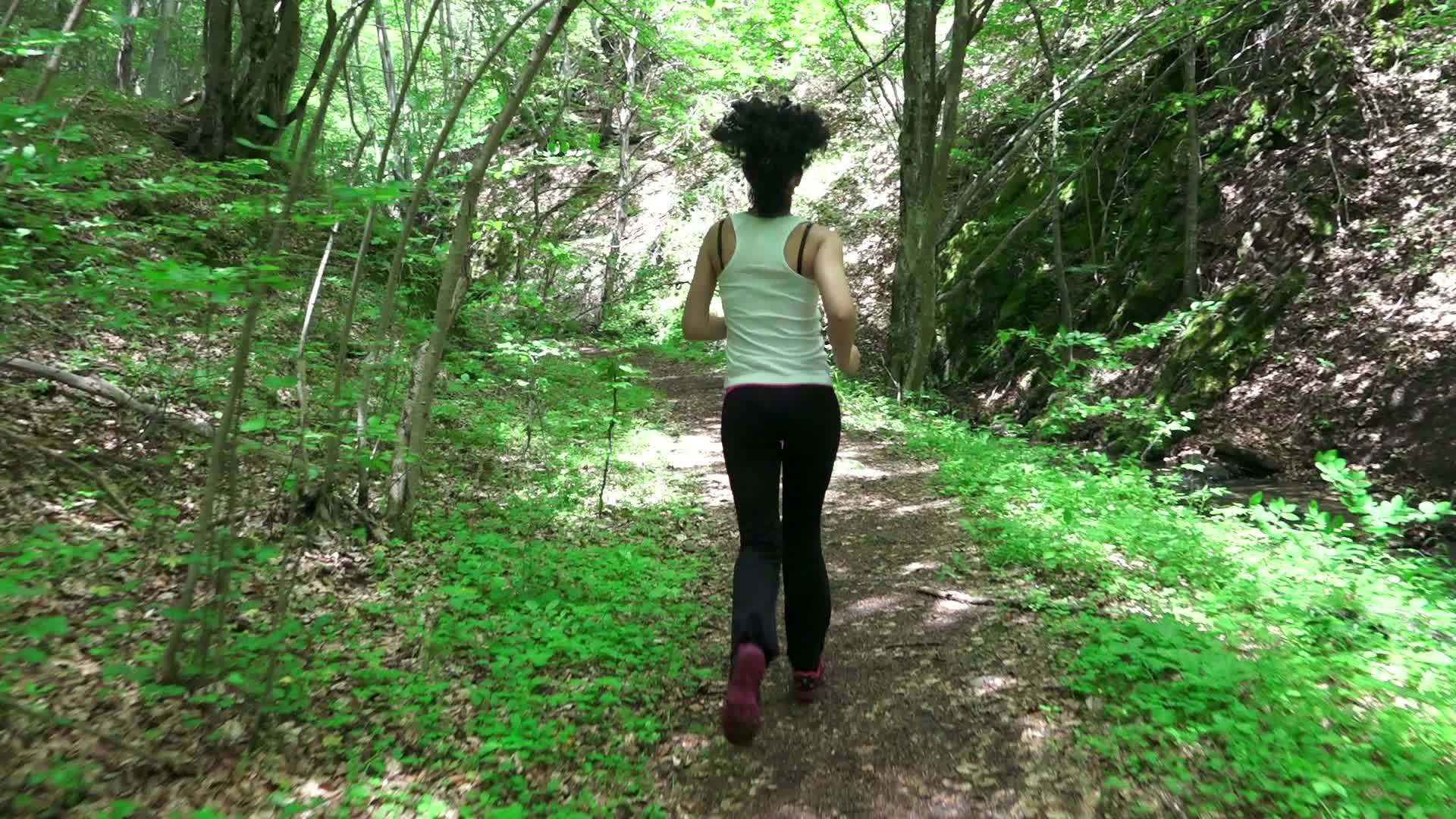 在森林春天活跃的妇女进行健康的体育锻炼视频的预览图