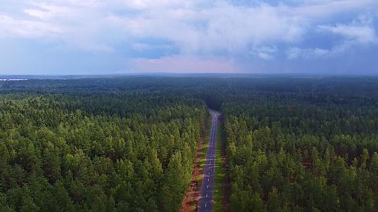 从无人机到茂密的森林和道路风景很好视频的预览图