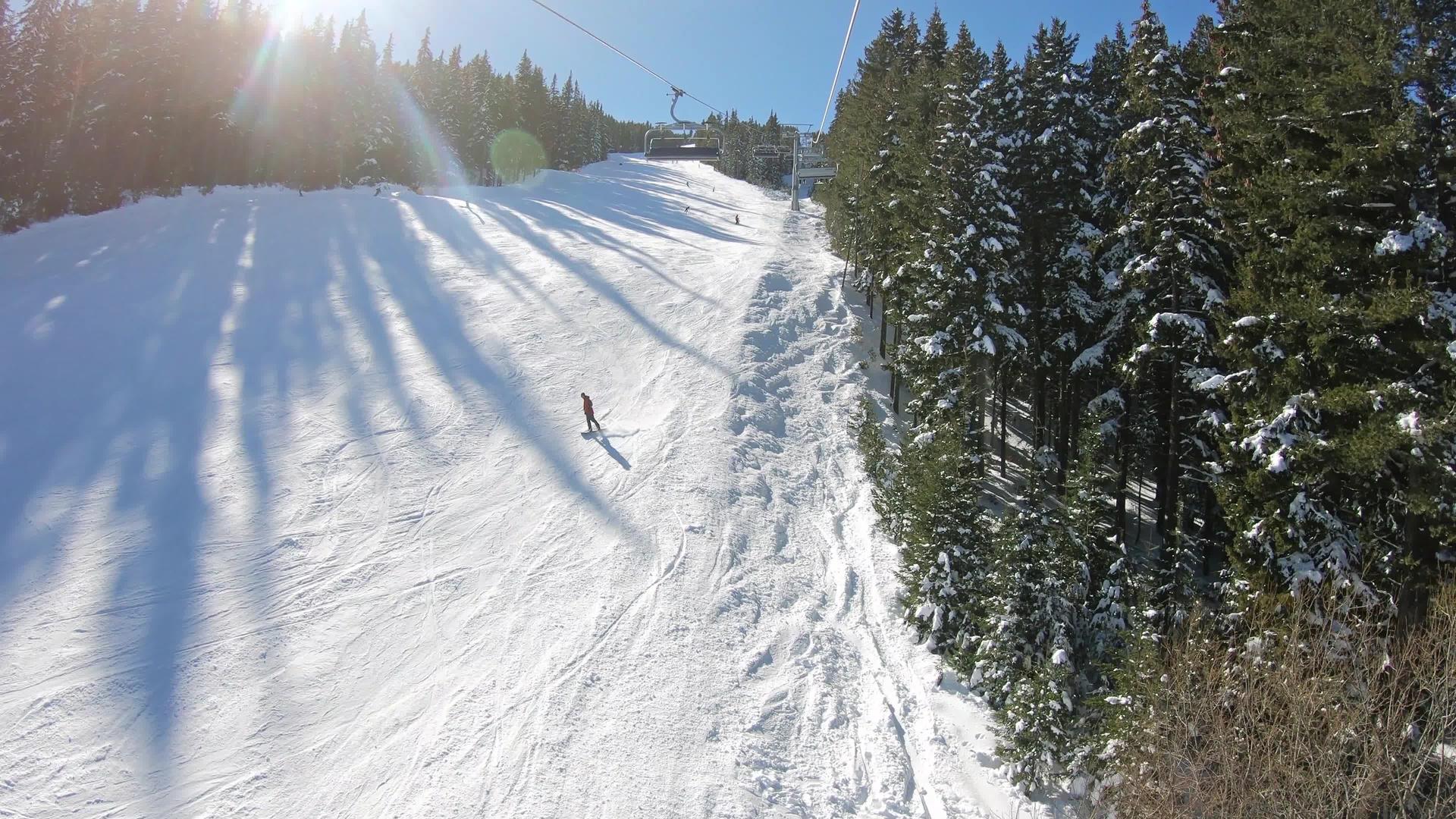 从峰顶的第一个角度运输滑雪者视频的预览图