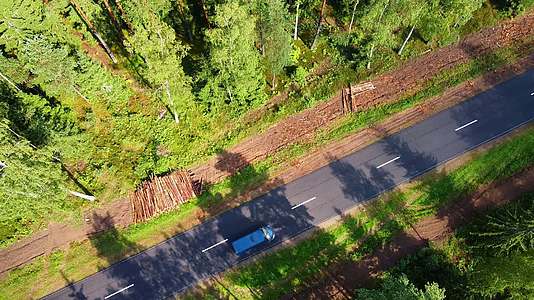 汽车沿着高速公路行驶无人机在密集的森林中看到视频的预览图