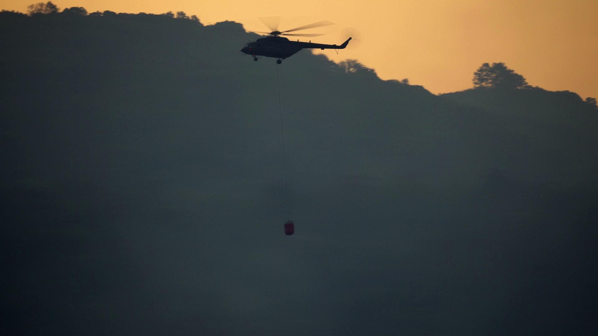 直升机林火灾的架式消防直升机视频的预览图