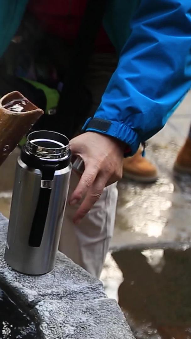 腾冲热海景区游客打温泉泡茶视频的预览图
