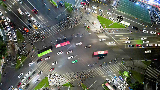 4K俯拍十字交叉路繁忙车流人流夜景视频的预览图
