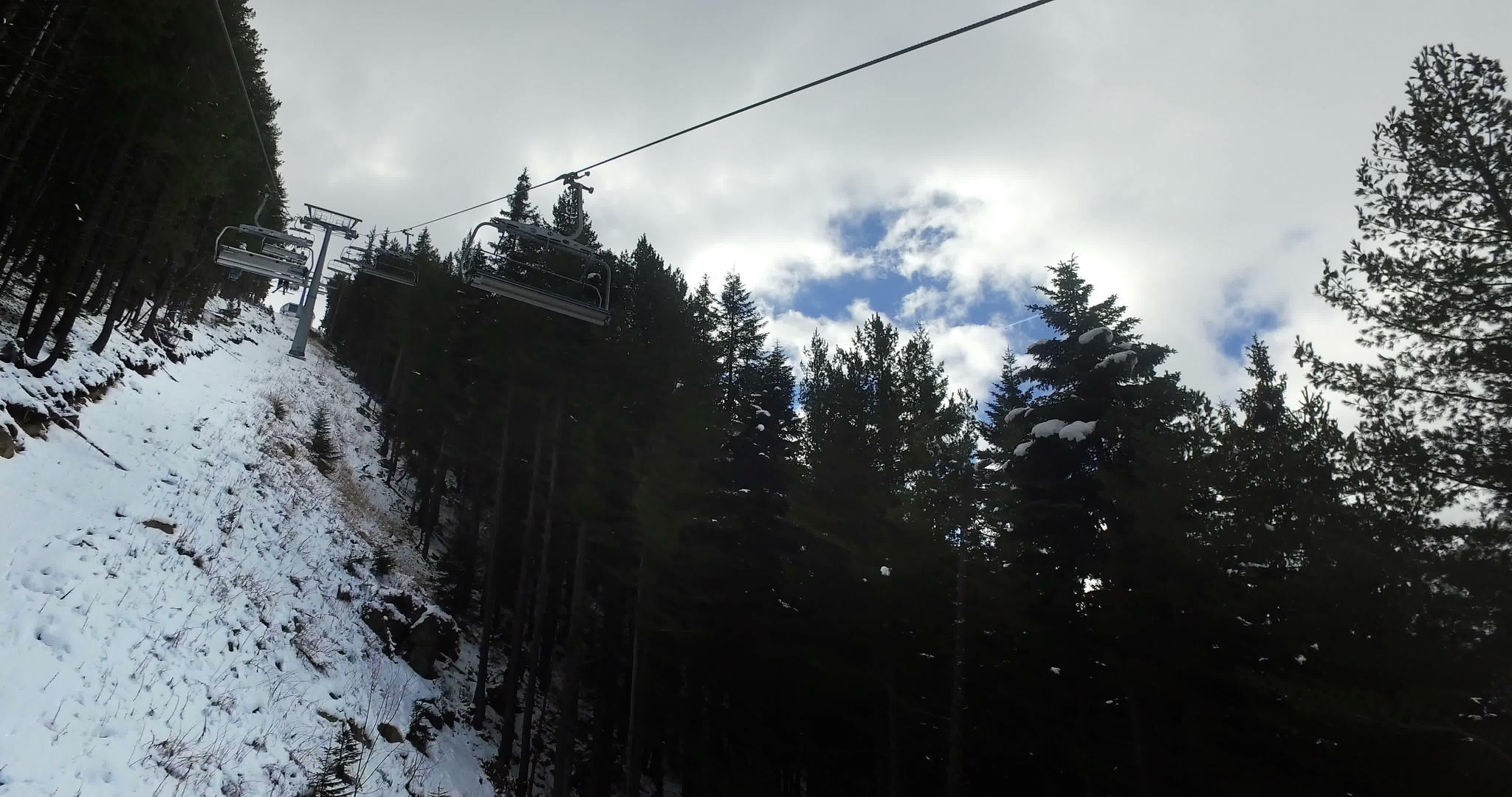 滑雪胜地的第一视角滑雪缆车电梯在滑雪坡上吊人视频的预览图