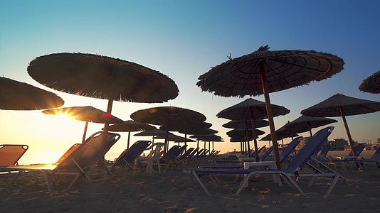 在海滩上享受五颜六色的雨伞和阳光躺椅的美妙假日景观视频的预览图