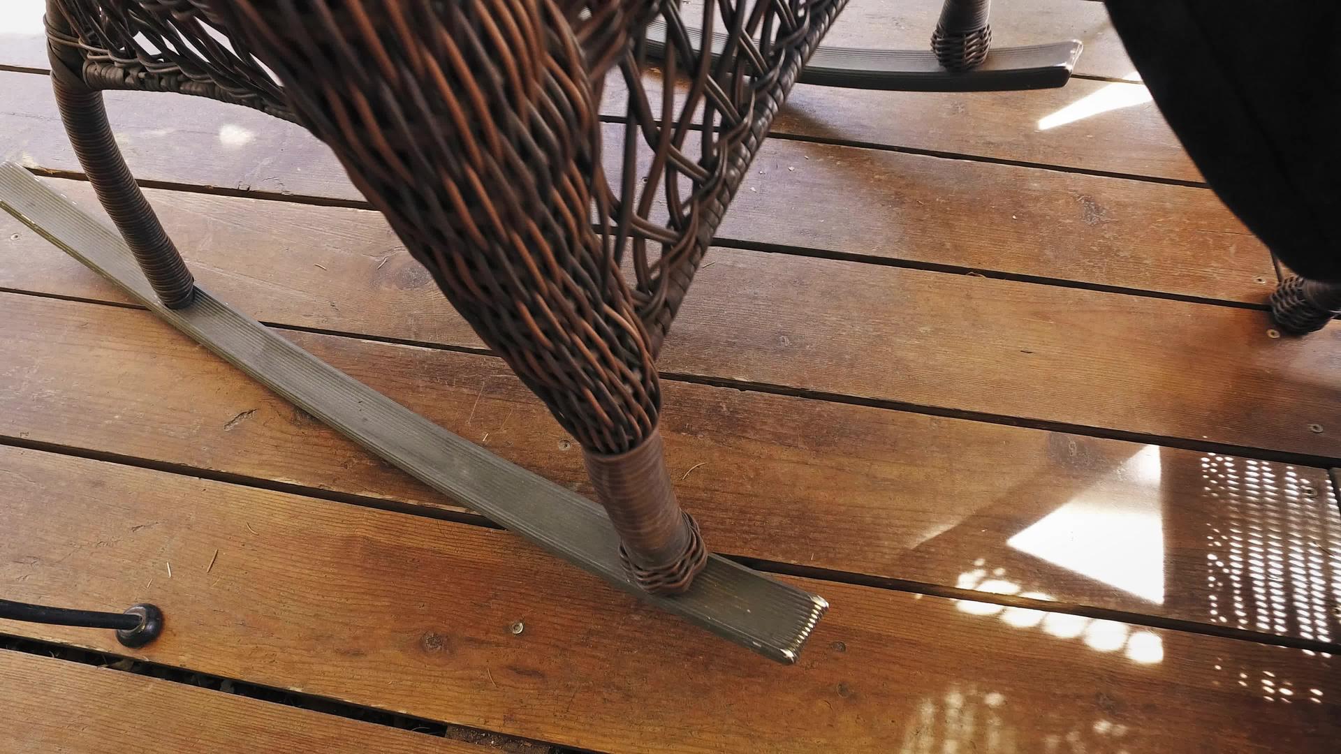 前门廊的木制摇椅视频的预览图