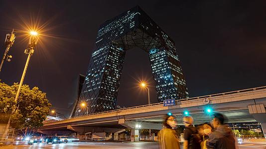 8K移动延时北京央视总部大楼地标大裤衩十字路车流人流视频的预览图