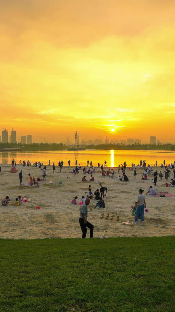 海滩日落人流视频的预览图