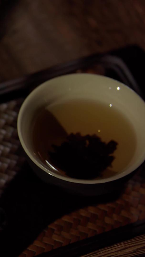 茶具在茶案上的光影变化视频的预览图
