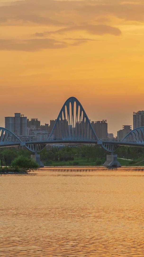 网红桥日落西安淞河视频的预览图