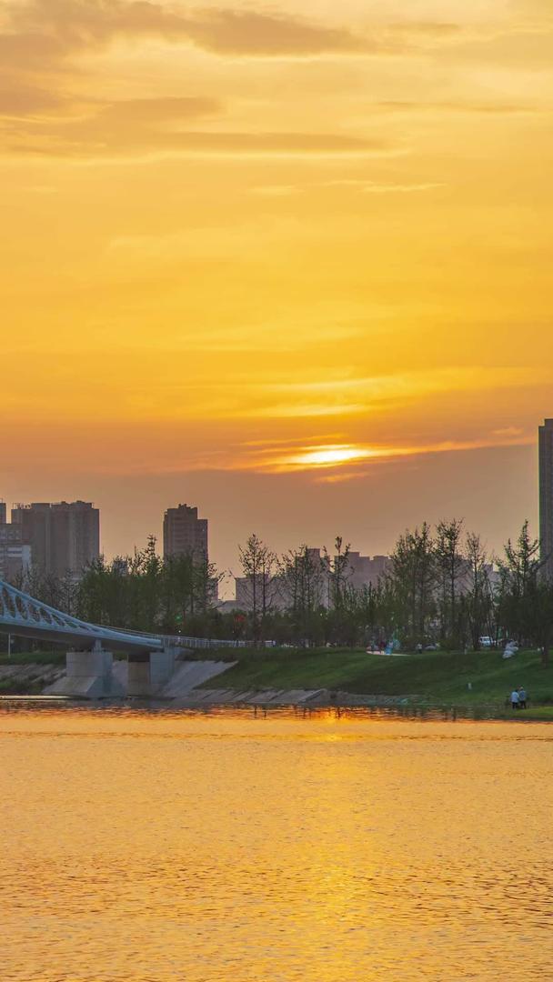 网红桥日落西安淞河视频的预览图