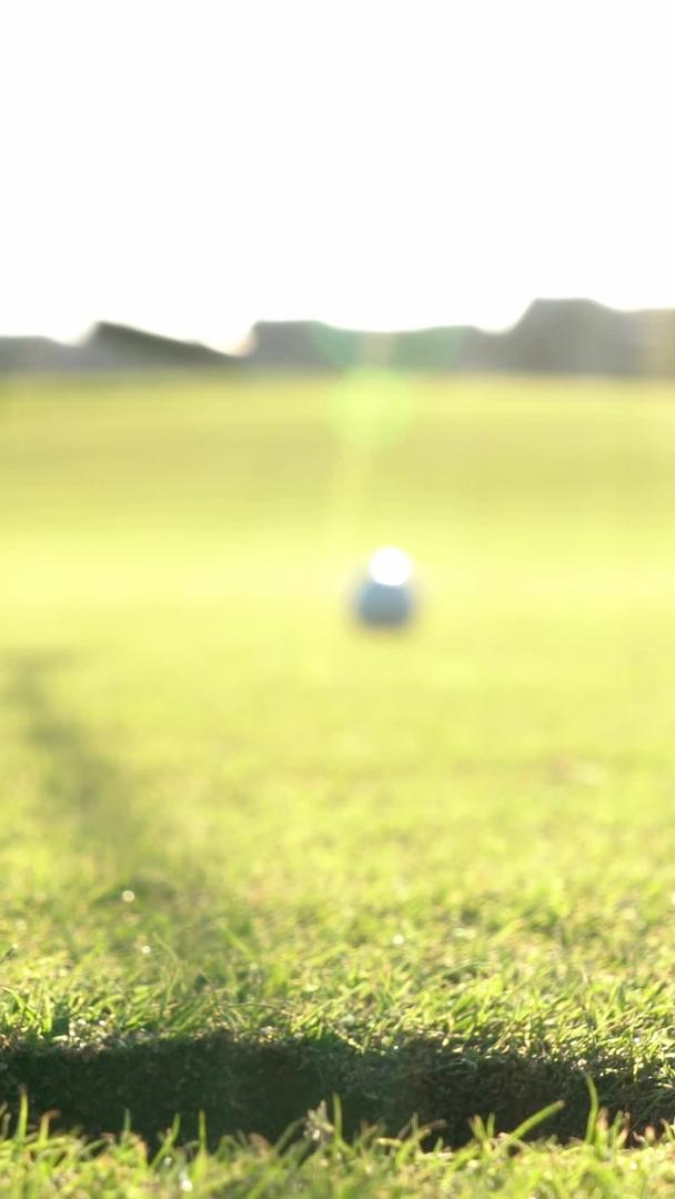 高尔夫进洞特写在草坪上视频的预览图