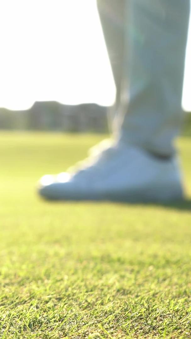 高尔夫进洞特写在草坪上视频的预览图