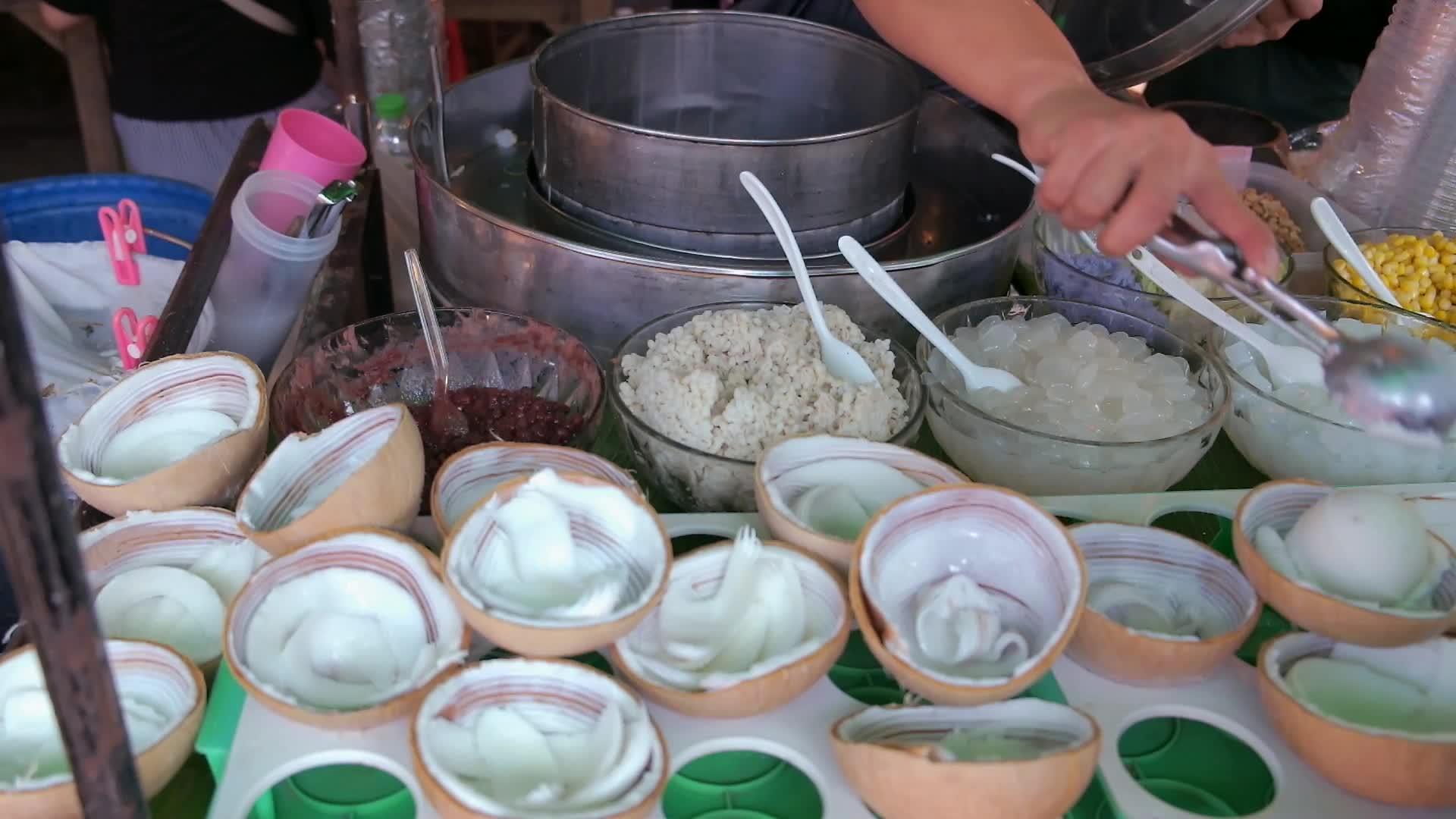 Thai卖家用各种拖鞋和椰子冰淇淋视频的预览图