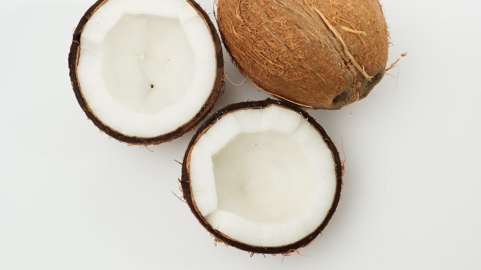 水果在白色背景下会旋转半熟的椰子视频的预览图
