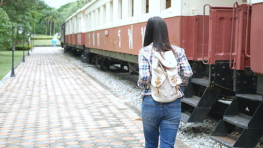 4K快乐的亚洲旅游女性在火车站走上火车走上楼梯视频的预览图