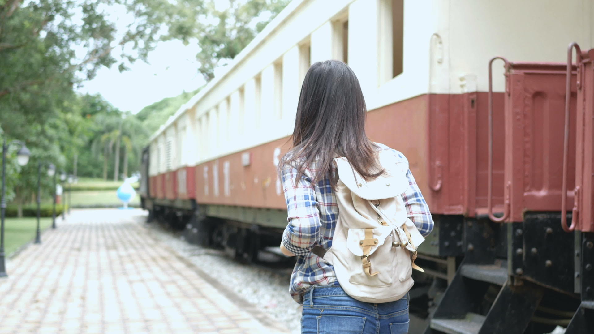 4K快乐的亚洲旅游女性在火车站走上火车走上楼梯视频的预览图