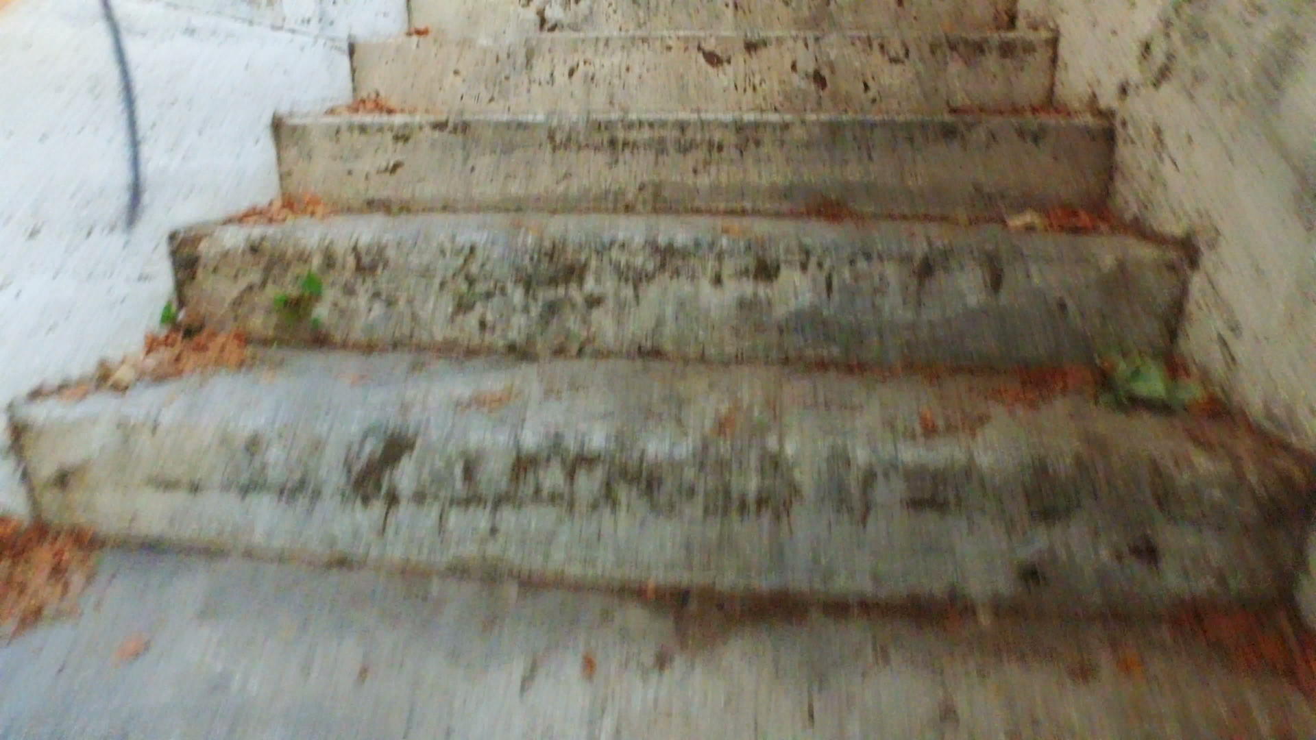 走在罗马狭窄的楼梯上靠近河岸视频的预览图