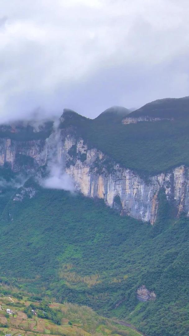 航拍恩施大峡谷的云雾缭绕着大自然视频的预览图