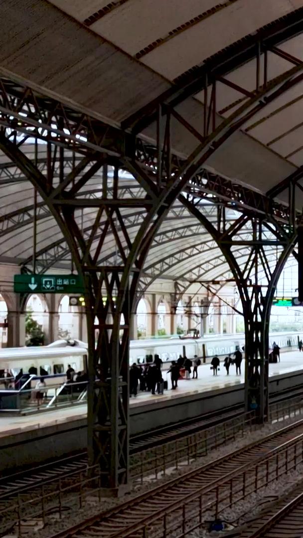 高铁列车进站及乘客候车视频素材视频的预览图