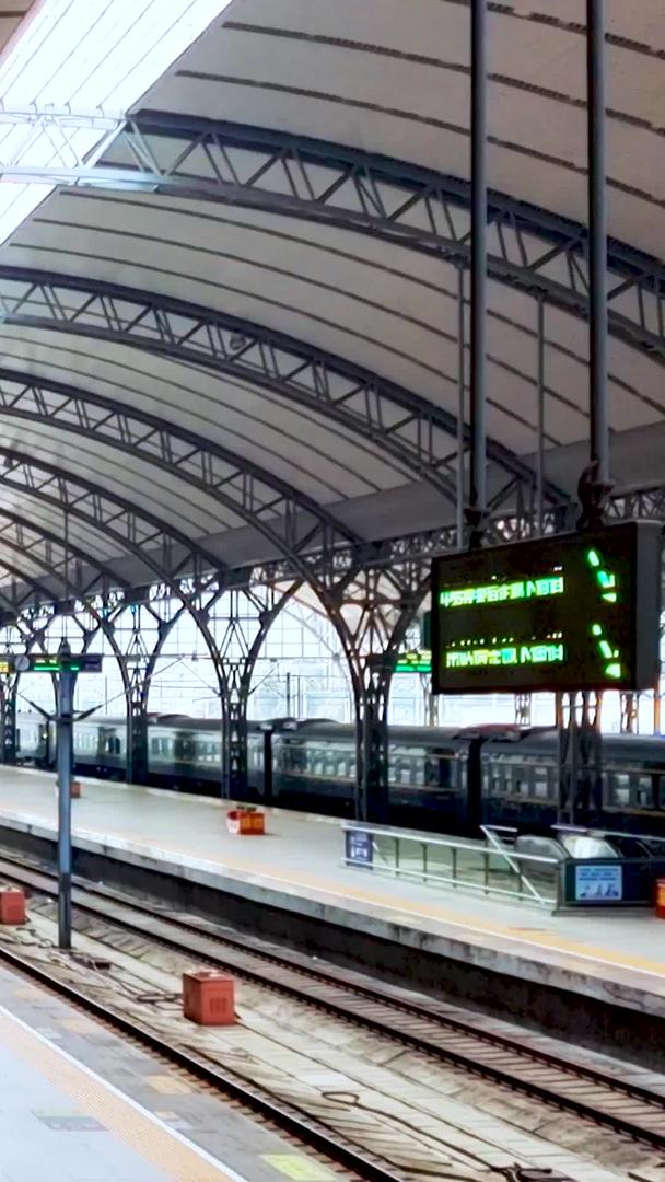 高铁列车进站及乘客候车视频素材视频的预览图