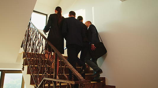 商业工人在楼梯上行走视频的预览图