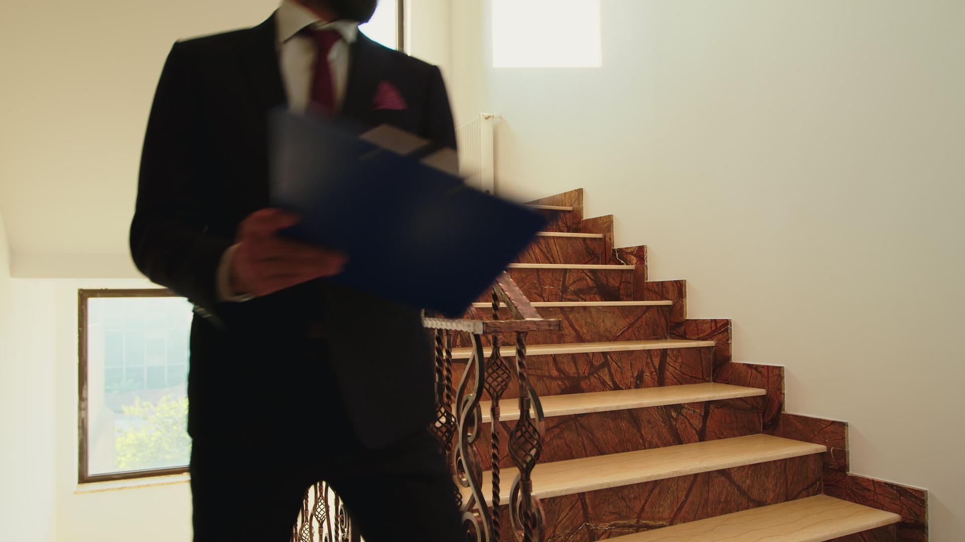 在金融公司的建设中企业经营者爬楼梯视频的预览图