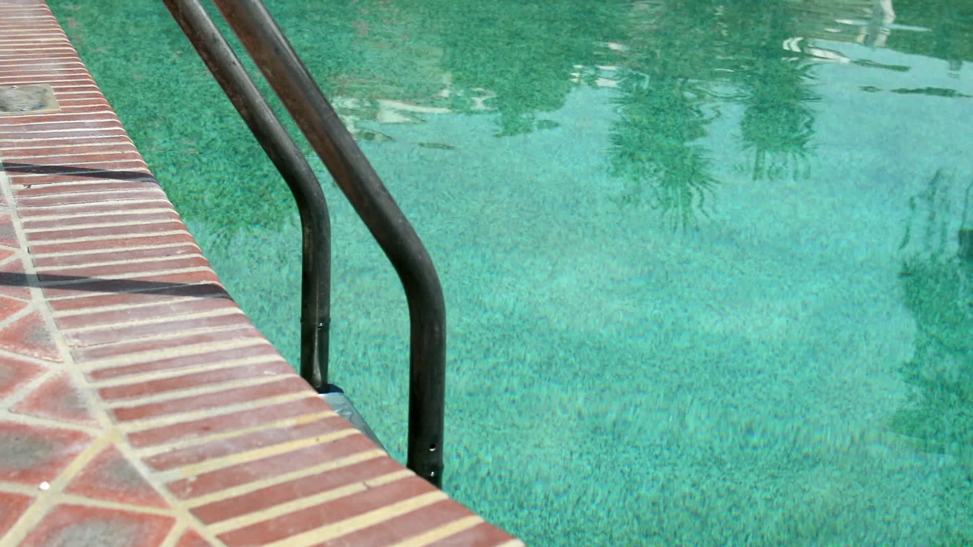 游泳池楼梯视频的预览图
