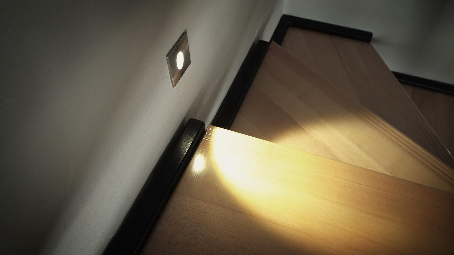用木制楼梯打开家庭楼梯的灯视频的预览图