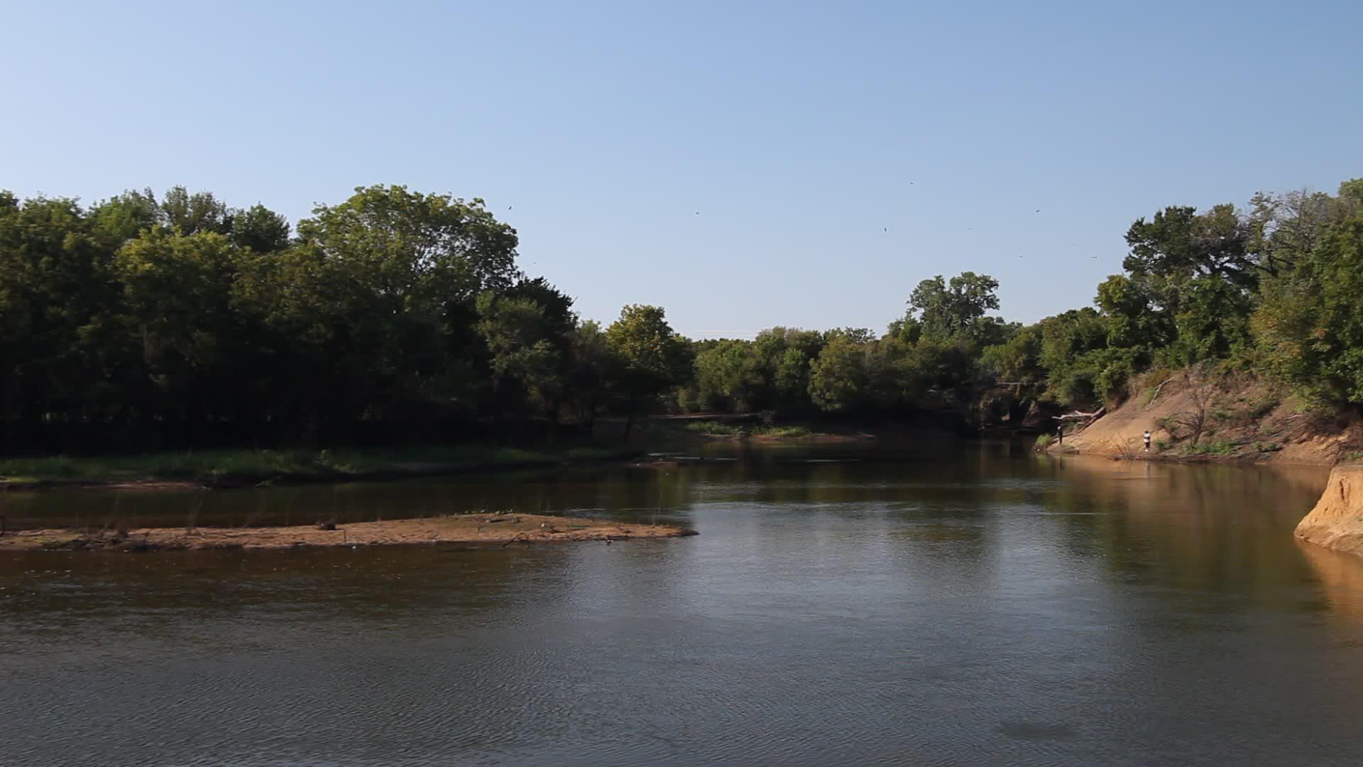 位于德克萨斯莱维斯湖边Lella公园下方河视频的预览图