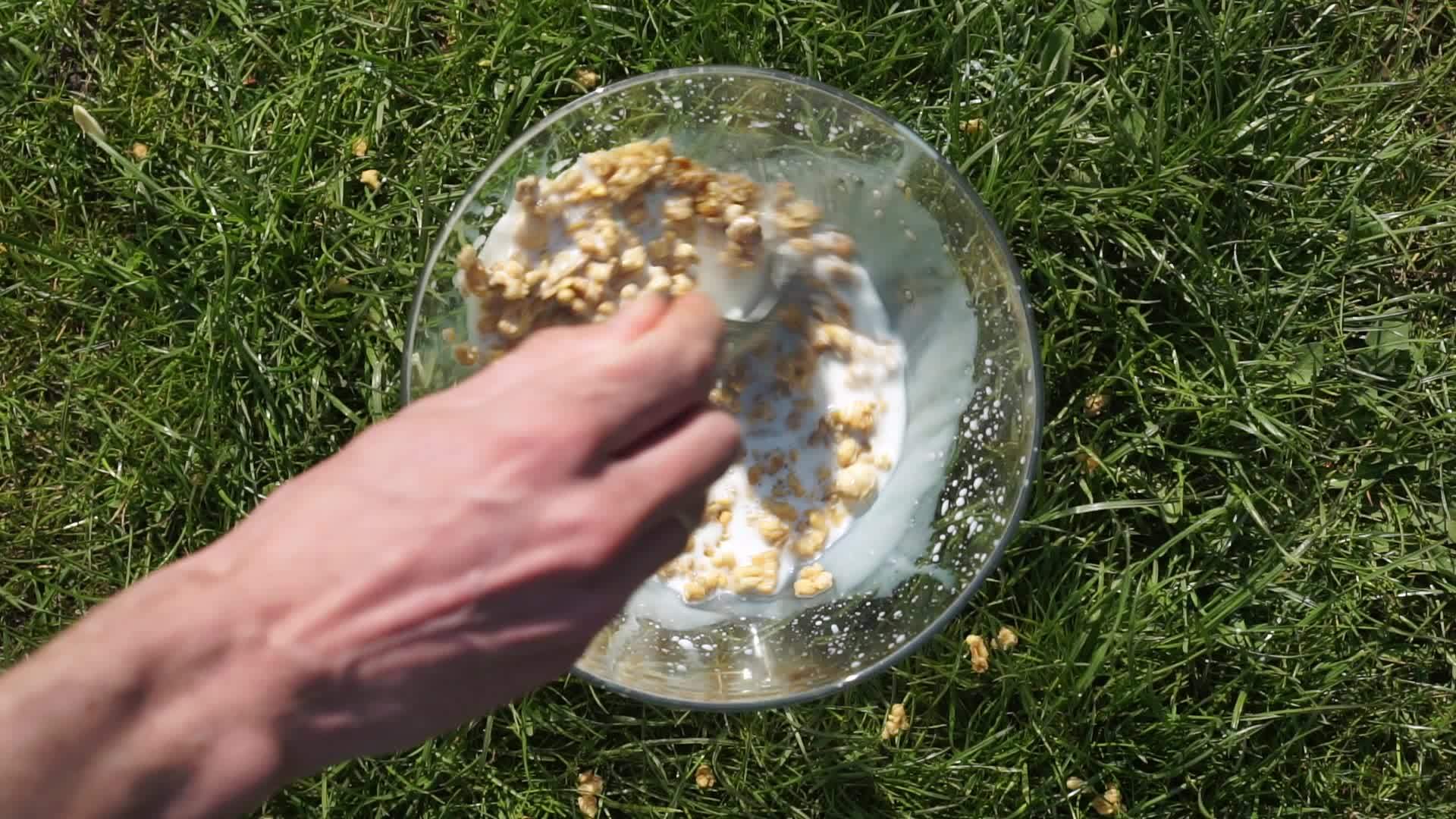 白种人用勺子搅拌木埃斯利的谷物里面装满了牛奶和谷物视频的预览图