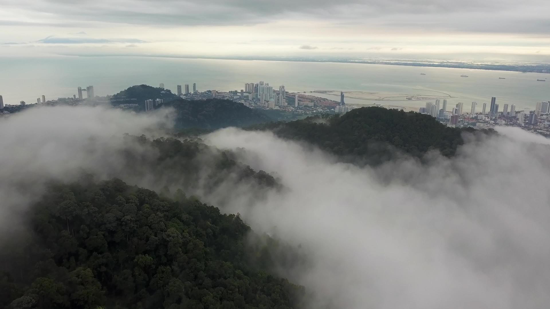 在低云中飞过山视频的预览图