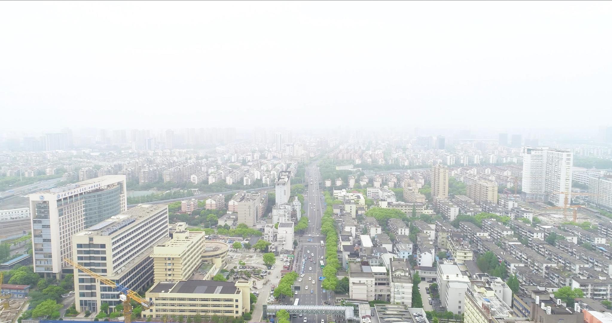 4k雾天城市车流视频的预览图