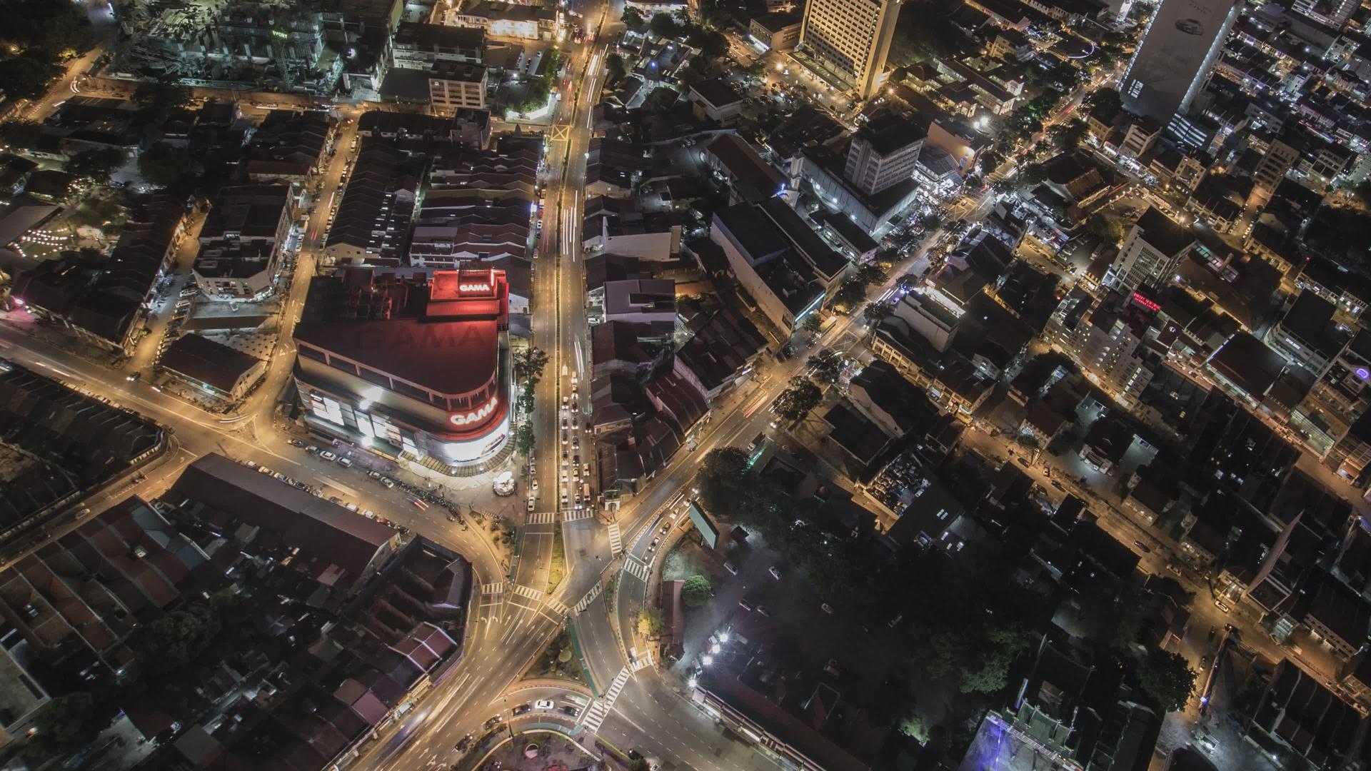 晚上交通繁忙Komtar大楼下面视频的预览图
