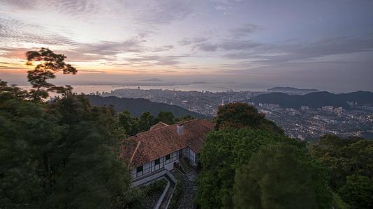 日出时在奉江山丘上美丽的平房视频的预览图