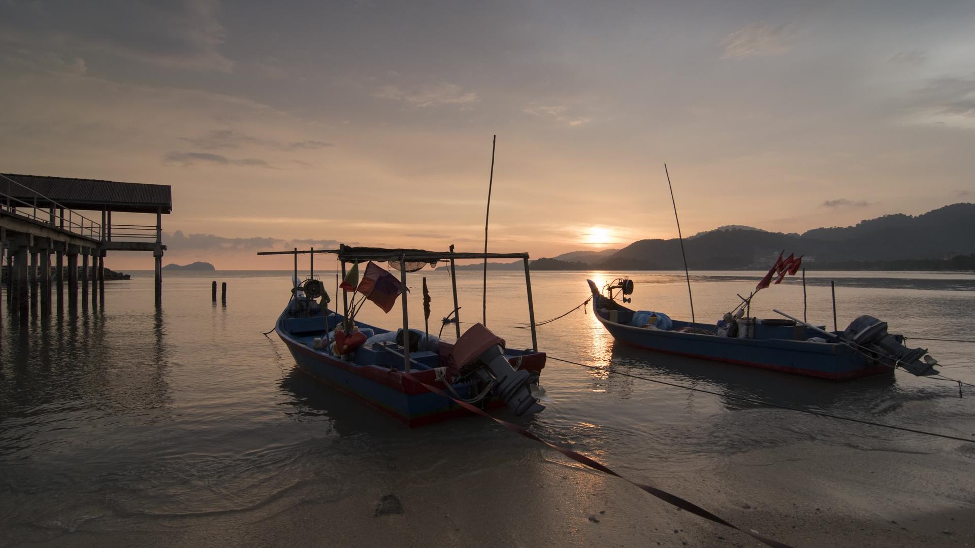 在日落时横扫渔民的码头视频的预览图