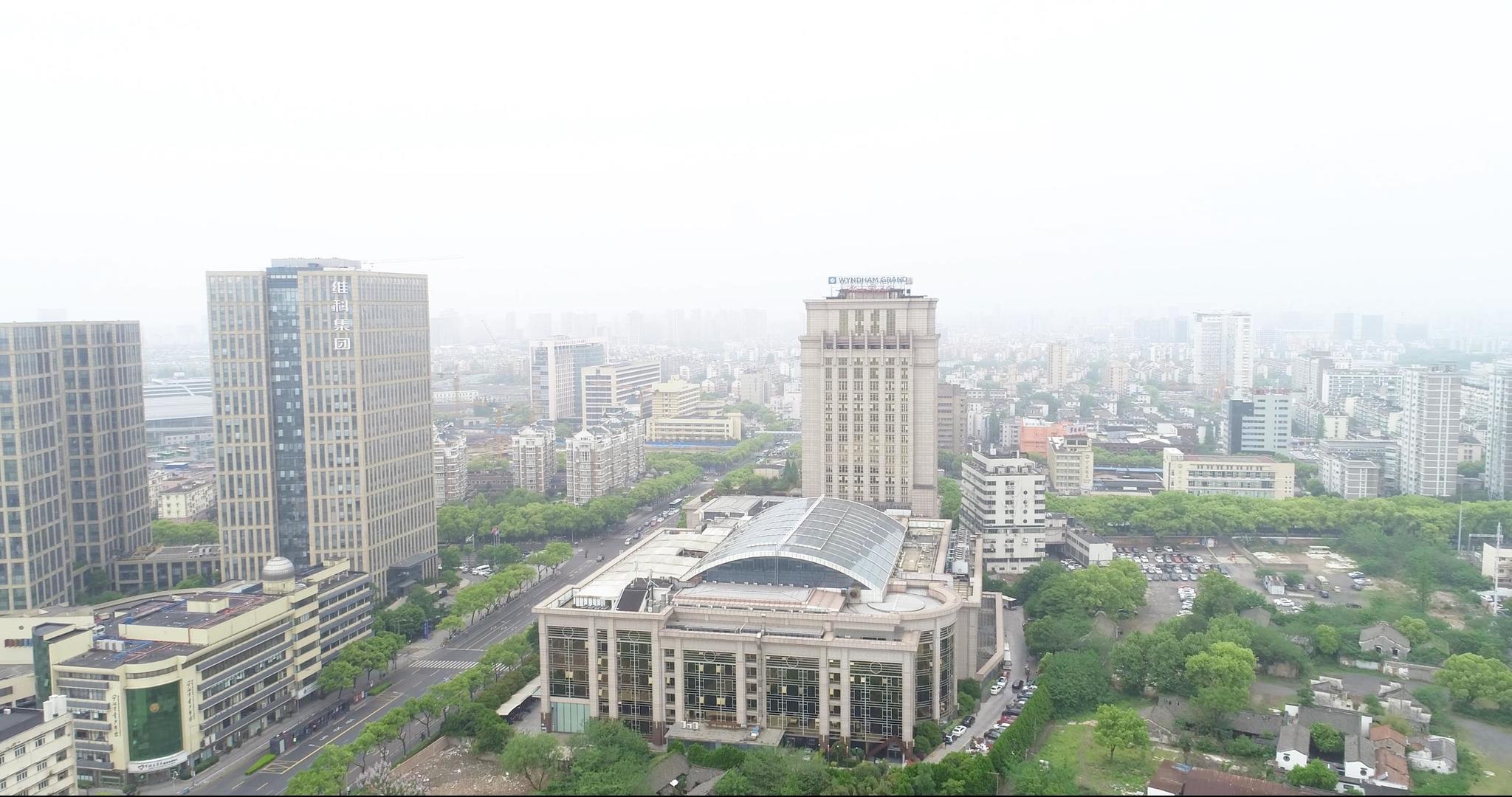 4k雾天城市航拍视频的预览图