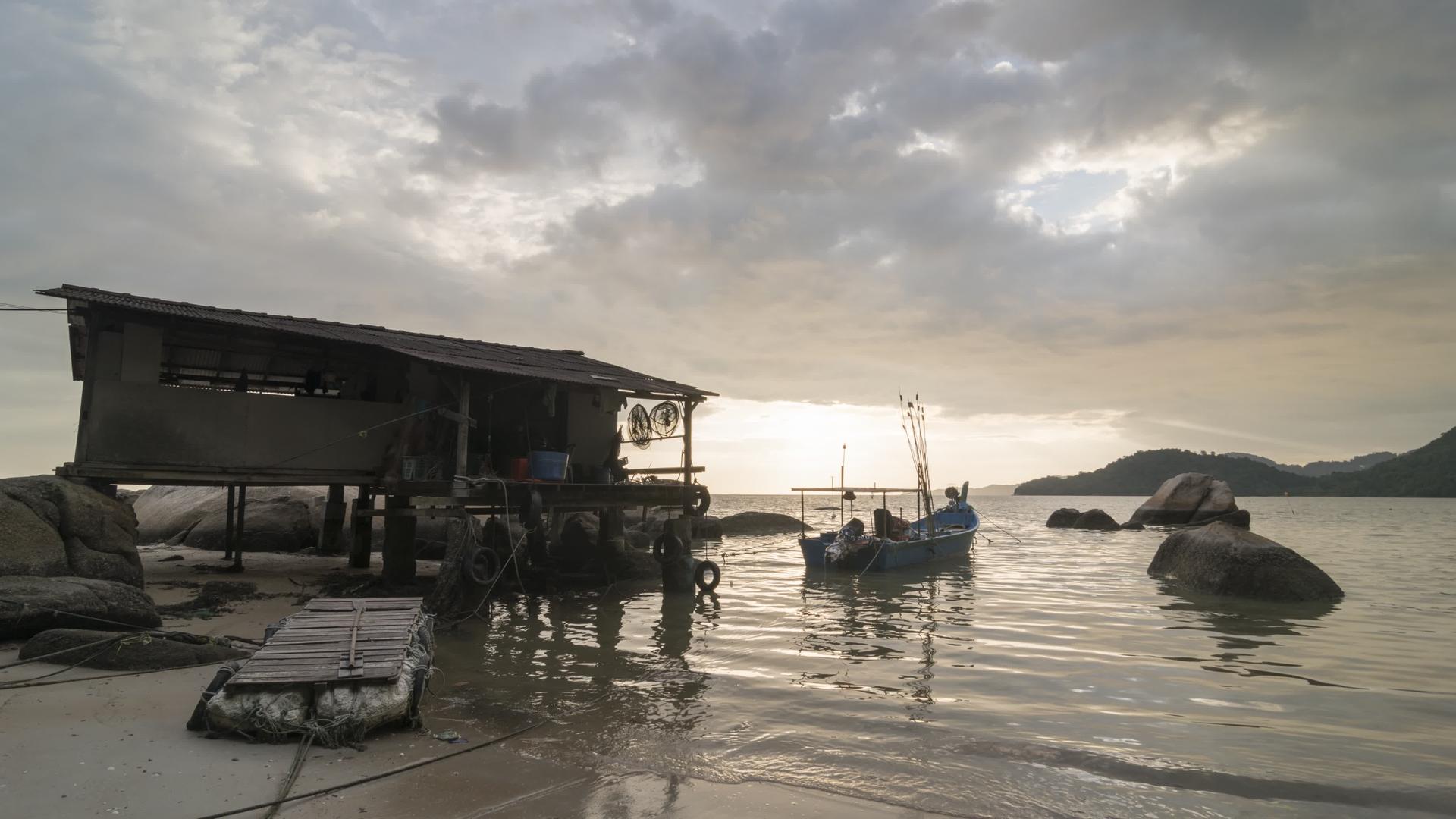 海边的渔民小屋日落日落视频的预览图
