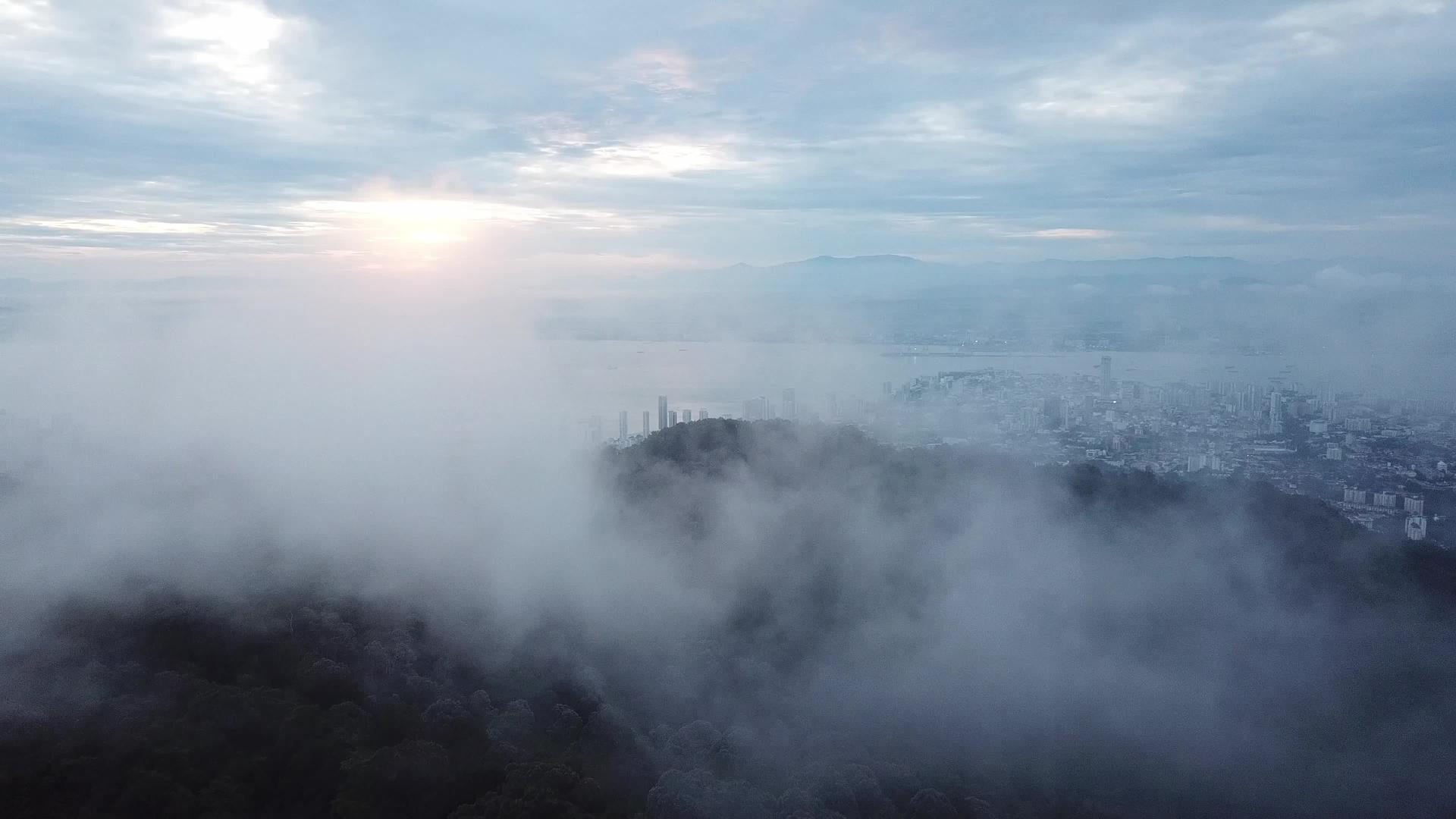 乔治镇的空中飞行暴露在雾云中视频的预览图