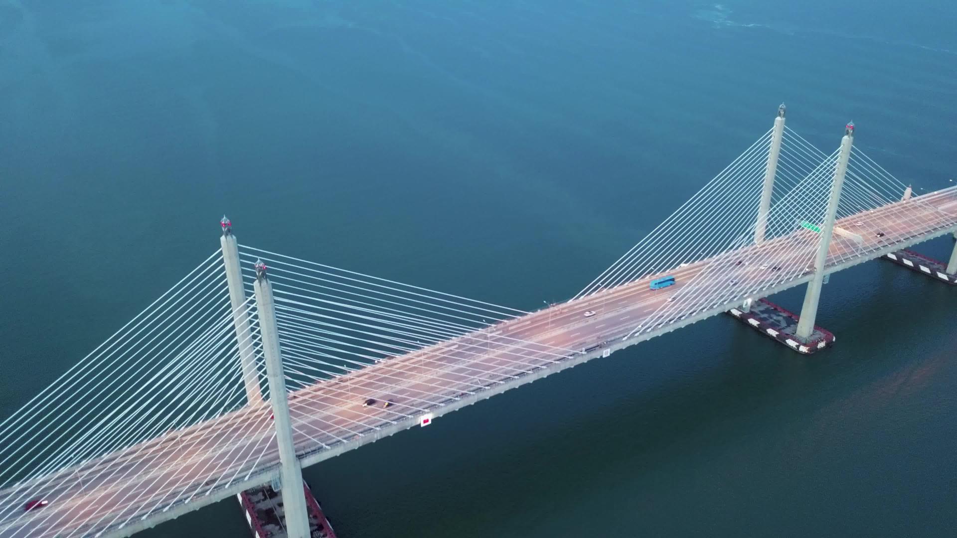 无人机在黄昏拍摄建筑桥视频的预览图