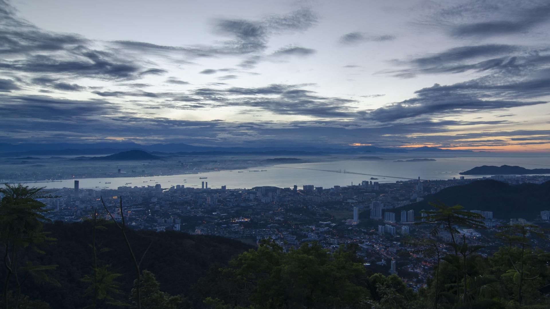 清晨伯南山上空的地理城市风景视频的预览图